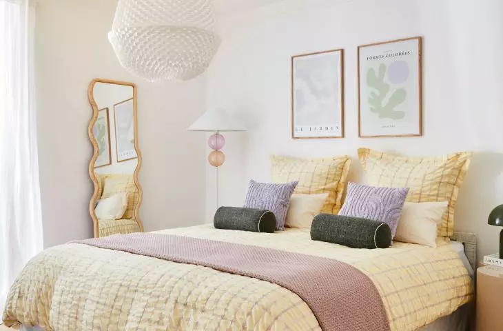 Yellow and purple is an interesting combination that can be the base for a Squiggle Memphis-style arrangement