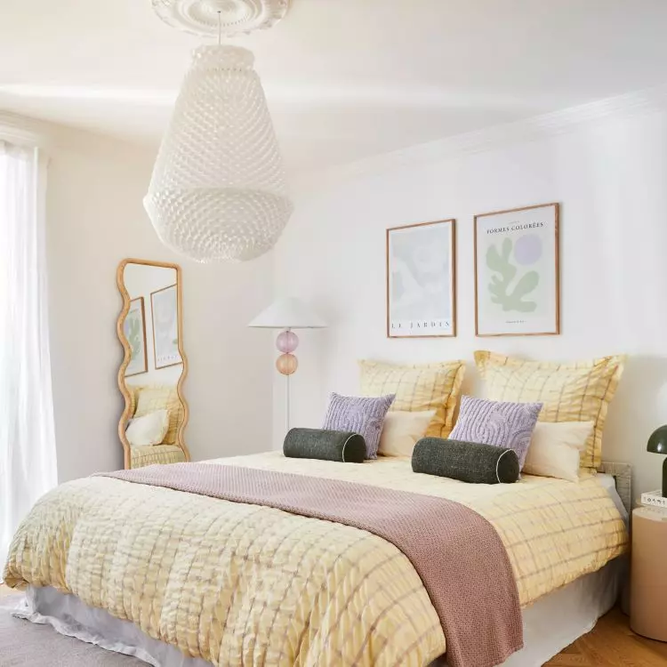 Yellow and purple is an interesting combination that can be the base for a Squiggle Memphis-style arrangement