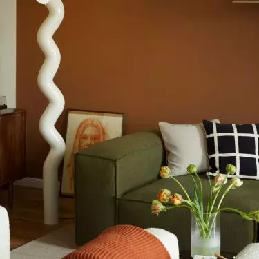 Plastic accessories will be the perfect choice for a Squiggle Memphis style interior