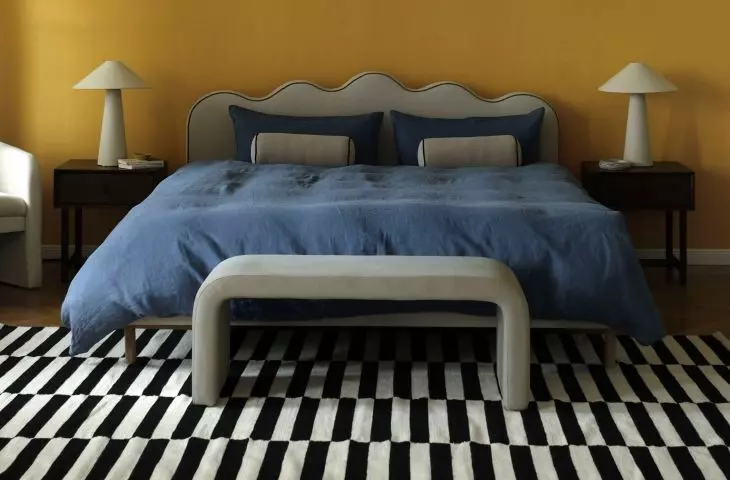 Squiggle Memphis style is distinguished by interesting patterns, bold colors and contrasting combinations