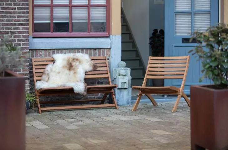 How to decorate a balcony?