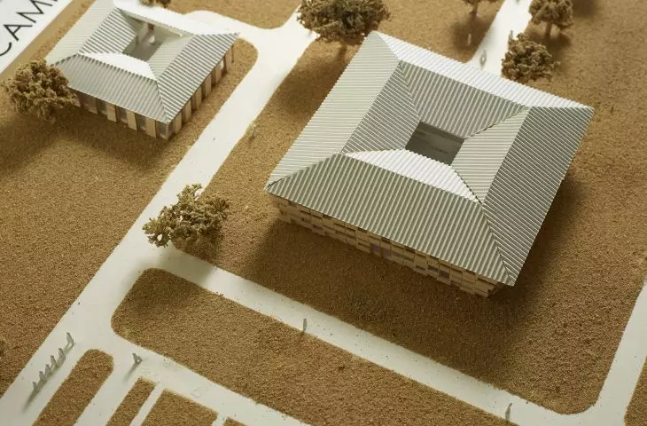 Model architektoniczny przedstawiający dwa duże budynki kampusu