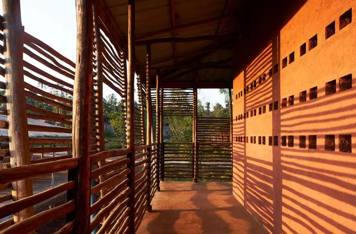 A sweeping arcade of wooden slats overlooking the garden