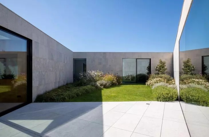 Loop house - inner courtyard