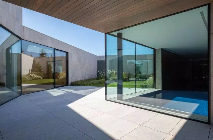 Loop house - entrance to the courtyard