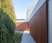 Loop house - walls covered with ivy
