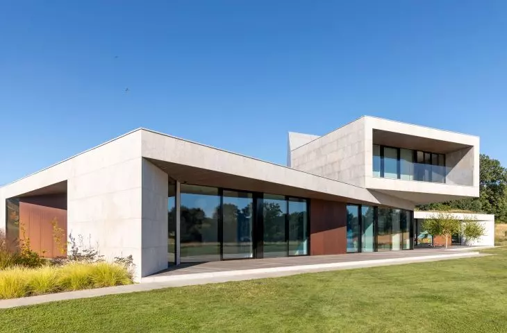 Loop house - view of the facade from the lake side