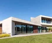 Loop house - view of the facade from the lake side
