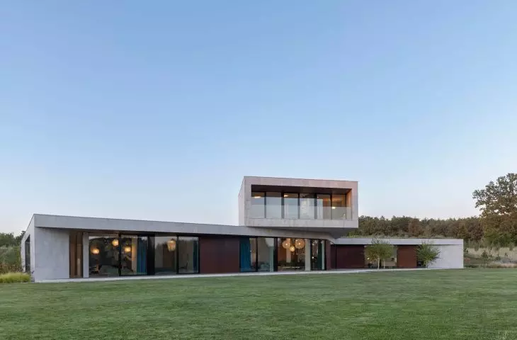 Loop house - glazing on the lake side