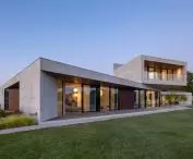 Loop house - at dusk on the side of the lake