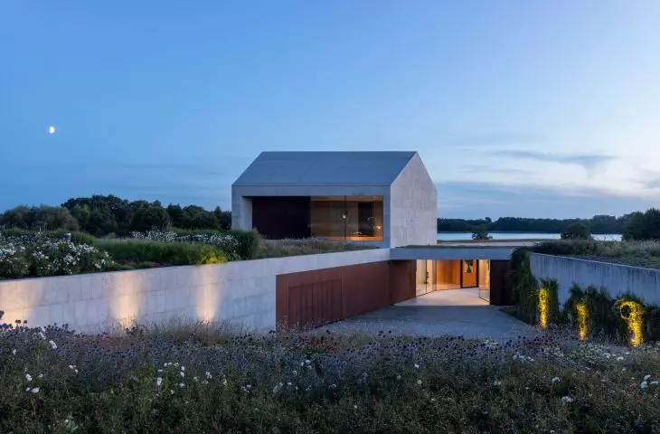 Loop house - view from the street at dusk