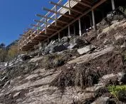 budowa domu na skalistym zboczu fiordu
