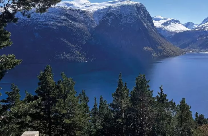 budowa domu na skalistym zboczu fiordu