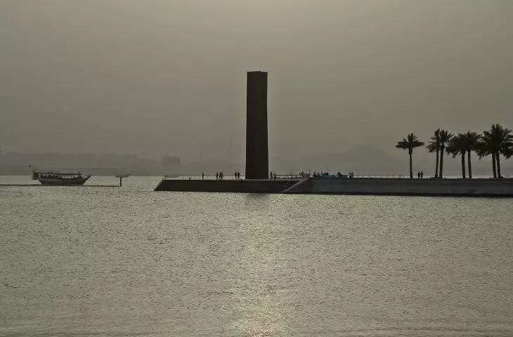 7 (2011) – promenada w Dosze, Katar