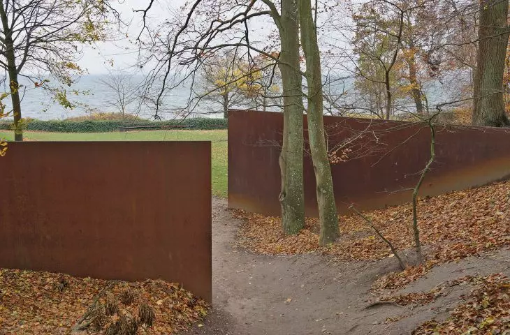 Porten i Slugten (1983–1986) na terenie Muzeum Sztuki Współczesnej Louisiana pod Kopenhagą