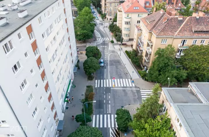 Sienkiewicza Street at the intersection with Gajowa Street (deep left), Reja Street (deep right) and Kochanowskiego Street (right in the foreground).