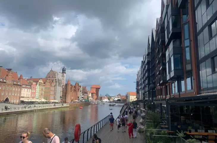 On the left: Długie Pobrzeże in Gdańsk, on the right: the Deo Plaza development