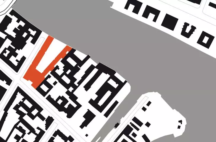 Mapa terenu z zaznaczonymi budynkami na czarno i z budynkiem Cuvry Campus zaznaczonym na czerwono