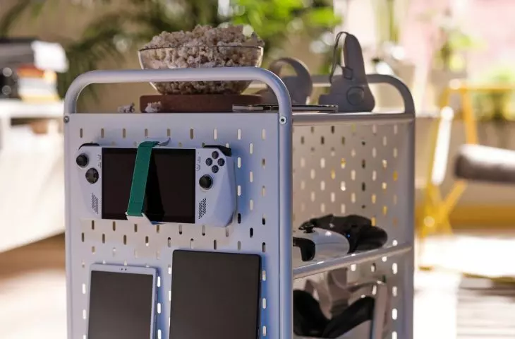Elastic straps, hooks, handles and side compartment keep your gear organized