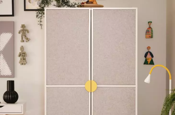 If the computer is not currently in use, the equipment can be easily hidden in the cabinet