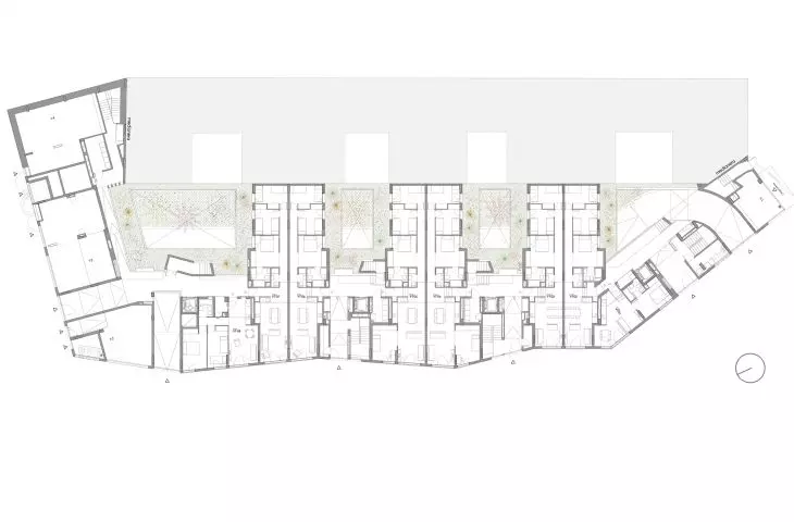 Architektoniczny plan piętra z wieloma pokojami i dziedzińcami