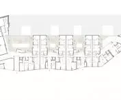 Architektoniczny plan piętra z wieloma pokojami i dziedzińcami
