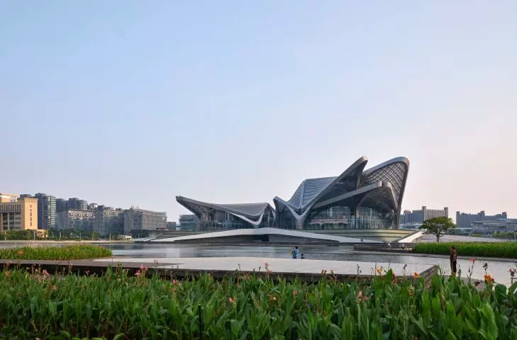 Miejskie Centrum Sztuki w Zhuhai zaprojektowane przez pracownię Zaha Hadid Architects
