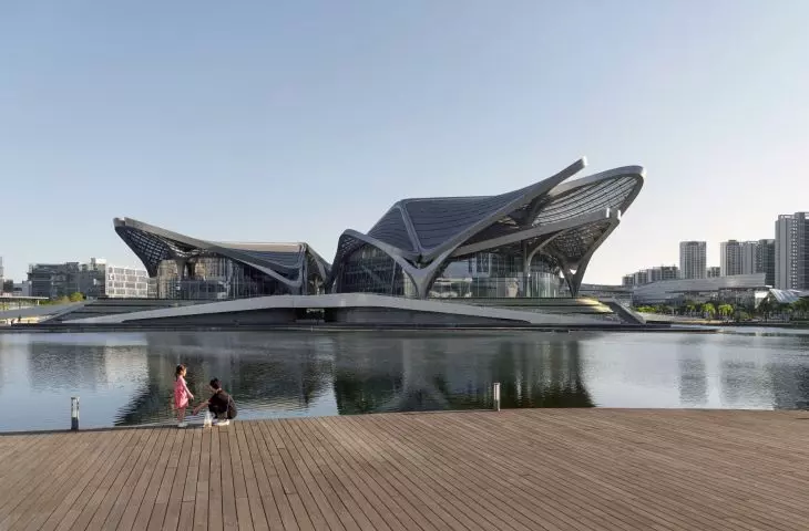 Miejskie Centrum Sztuki w Zhuhai zaprojektowane przez pracownię Zaha Hadid Architects