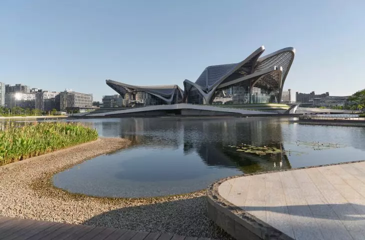 Miejskie Centrum Sztuki w Zhuhai zaprojektowane przez pracownię Zaha Hadid Architects