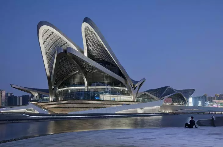Architektoniczny koncept Miejskiego Centrum Sztuki w Zhuhai jest inspirowany wzorami szewronowymi