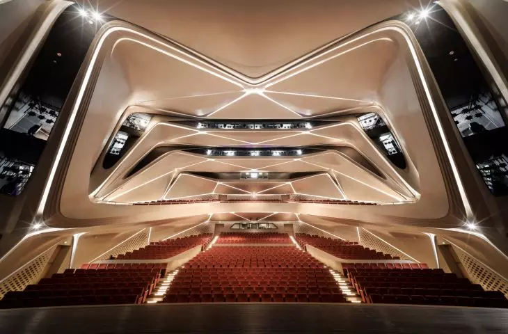 Centrum Sztuki w Zhuhai  —  wnętrze Grand Theatre kontynuuje ideę ażurowego dachu