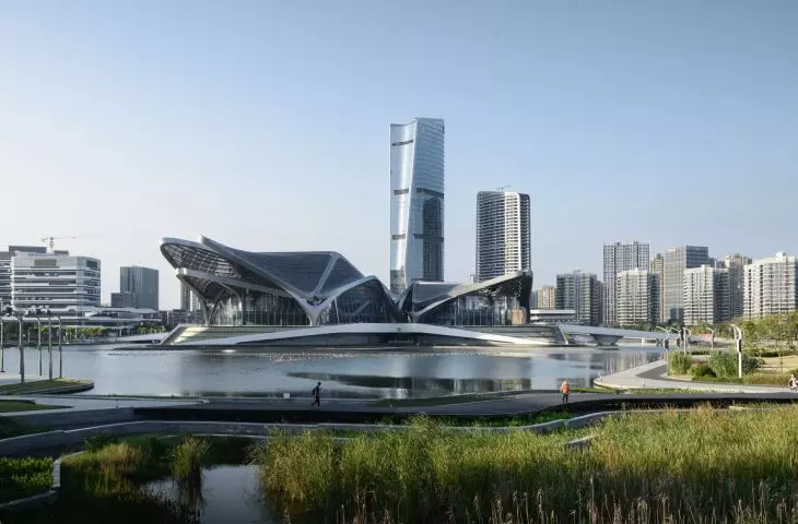 Centrum Sztuki w Zhuhai zostało usytuowane na wyspie w obrębie sztucznego jeziora ZhongXin