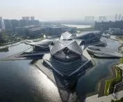 Centrum Sztuki w Zhuhai integruje trzy niezależne instytucje kulturalne