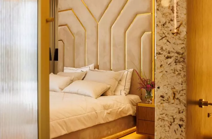The open bath area was separated from the bathroom by an ornate crystal sliding wall