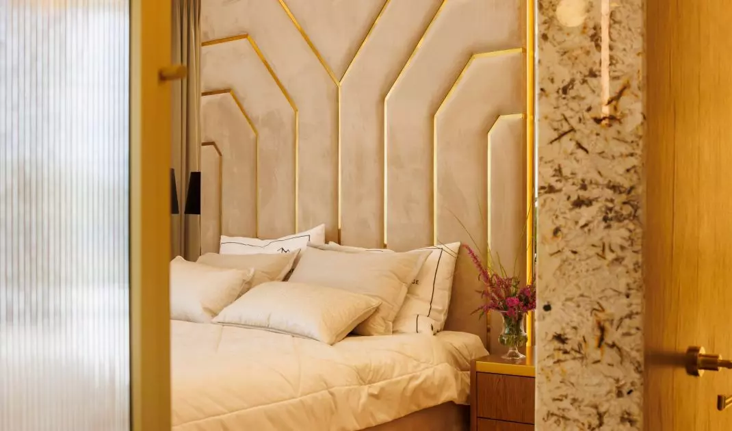 The open bath area was separated from the bathroom by an ornate crystal sliding wall