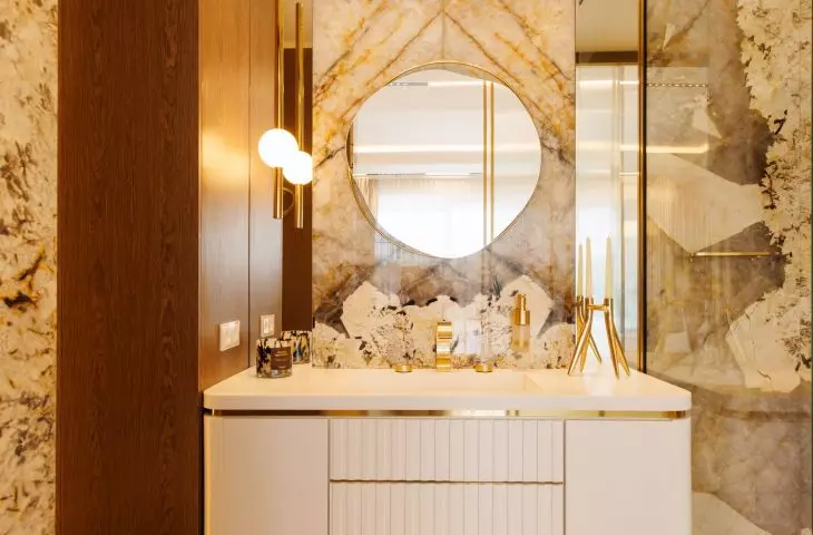 Bright colors and edgy forms were complemented with gold accessories