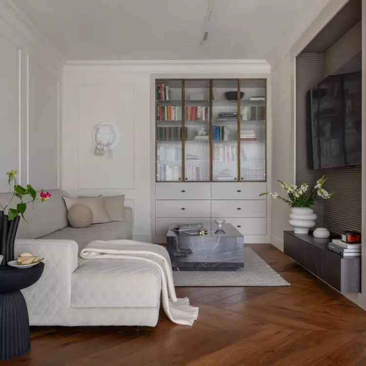 The wall with the TV was arranged in an alcove