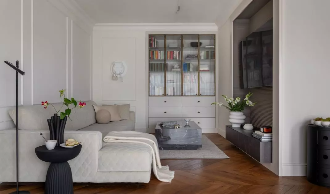 The wall with the TV was arranged in an alcove