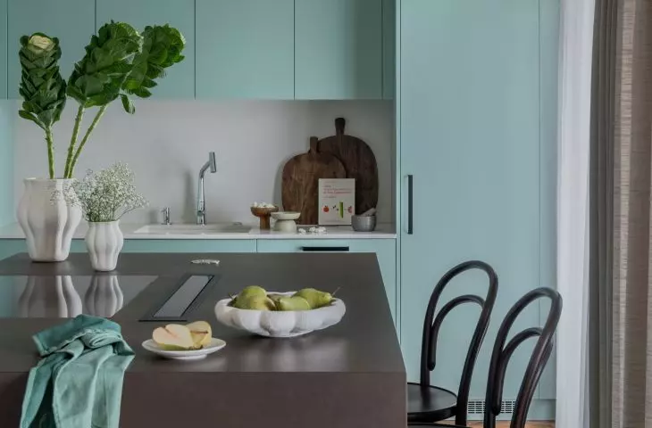 The arrangement uses stucco inspired by the style of Parisian townhouses