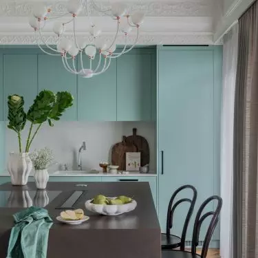 The arrangement uses stucco inspired by the style of Parisian townhouses