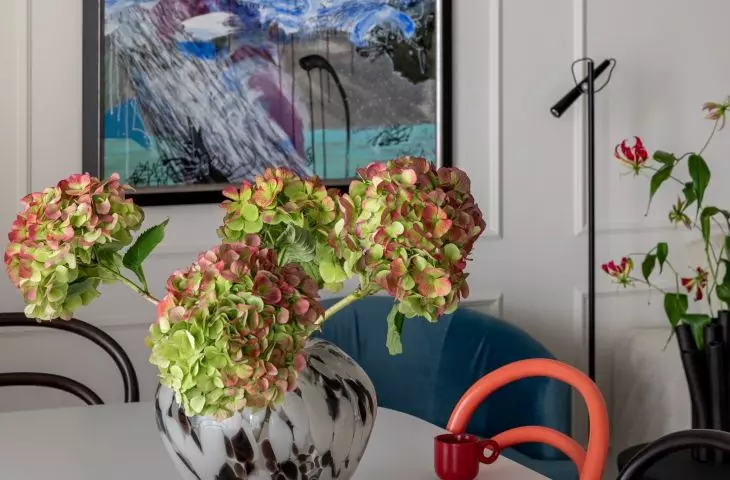 The living room features a painting by Paul Kino