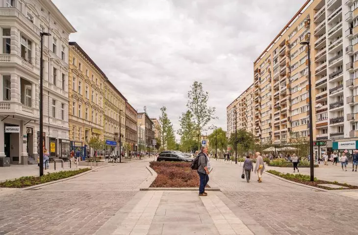 Both preserved and new greenery fit harmoniously into the space, which is full of contrasts
