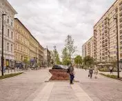 zarówno zachowana, jak i nowa zieleń harmonijnie wpisuje się w pełną kontrastów przestrzeń