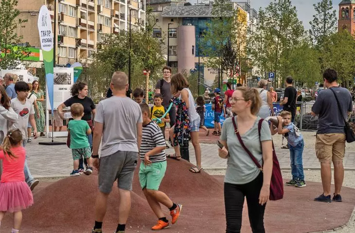 stworzenie w tak ścisłym śródmieściu placu zabaw, wydawałoby się założeniem dość karkołomnym… a tymczasem, nowe zagospodarowanie placu Zgody przyciąga najmłodszych nawet podczas niepogody!