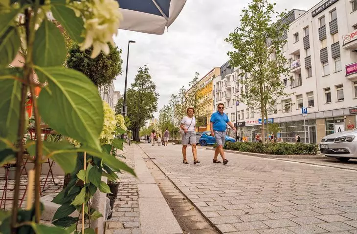 obok licznych nasadzeń zielenią wysoką w wielu miejscach znalazła się także ozdobna zieleń niska; tu widoczna w obrębie ogródka gastronomicznego