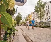 obok licznych nasadzeń zielenią wysoką w wielu miejscach znalazła się także ozdobna zieleń niska; tu widoczna w obrębie ogródka gastronomicznego