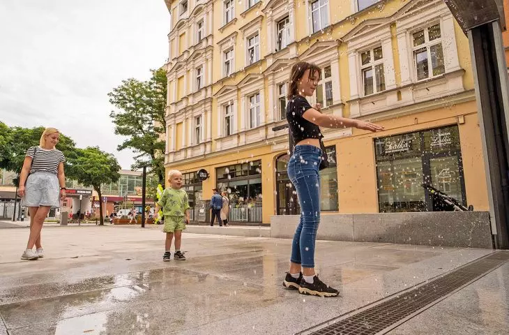 nowe wydanie starej fontanny zwanej szczecińską ścianą płaczu