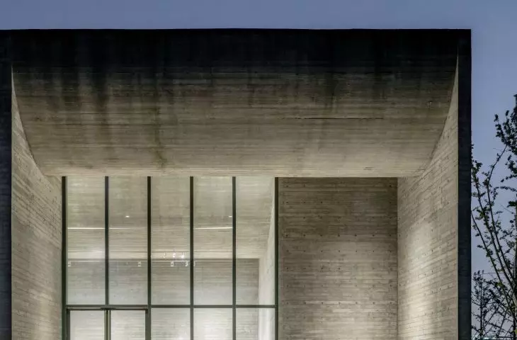 The modest body of the Ginkgo Gallery provides an interesting spatial experience inside