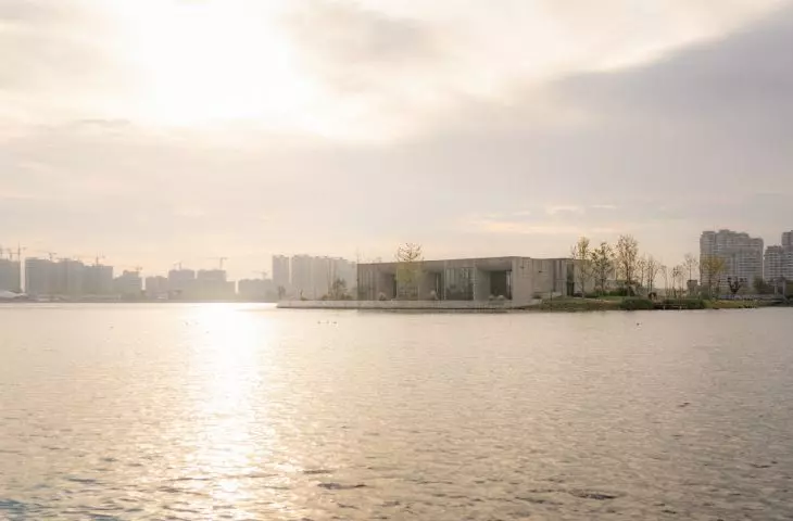  Ginkgo Gallery is located on an island with ginkgo trees, located on a lake in Jiaxing, China