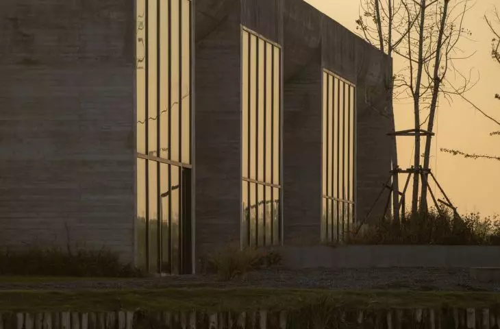 From the north, the Ginkgo Gallery opens towards the lake 